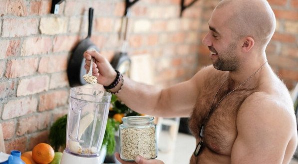 Whey protein na mão do homem suplemento academia