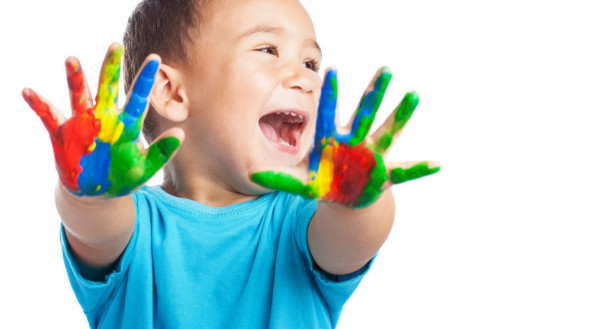 Imagem de criança para mensagens do Dia do Orgulho Autista