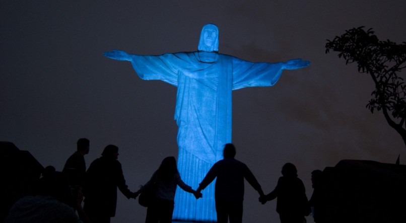 Cristo Redentor iluminado em azul pelo Dia Mundial de Conscientização do Autismo 2024