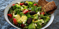 Salada verde com tomate é um prato saudável. 