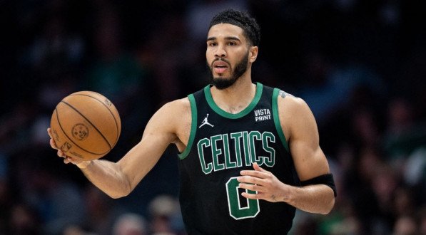 Imagem de Jayson Tatum, jogador do Boston Celtics, em a&ccedil;&atilde;o pela NBA