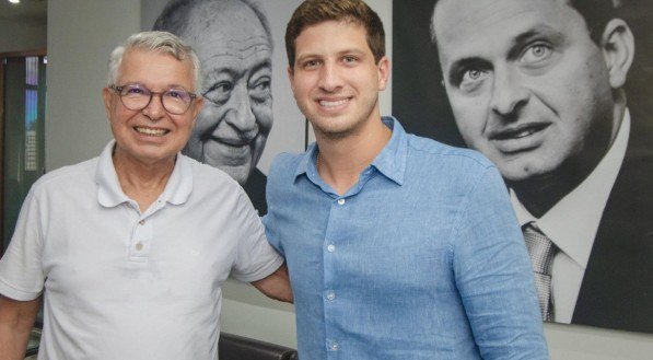 O prefeito do Recife, João Campos, e o ex-prefeito de Jaboatão Elias Gomes