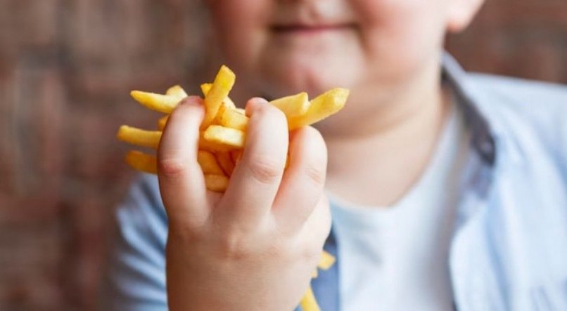 O aumento do sobrepeso e da obesidade infantil acompanha uma tendência global causada, entre outros fatores, pelo estilo de vida sedentário e o consumo de ultraprocessados