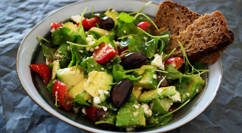 Salada verde com tomate é um prato saudável. 