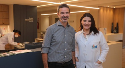 Vaninho Antônio, CEO do RHP e Drª Caroline Patu, médica Coordenadora da Oncologia do Real Hospital Português, no posto assistencial de Oncologia 