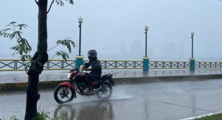 Chuvas fortes caem sobre o Recife nesta quinta-feira (4)