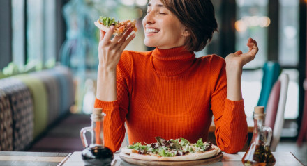 Pessoa comendo - salada - emagrecer - alimentação saudável 