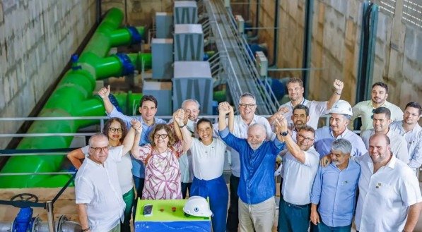 Lula inaugura estação elevatória e novo trecho da Adutora do Agreste, ao lado de Raquel