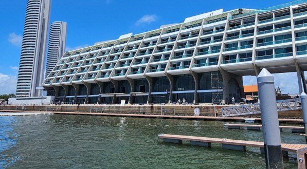 Da alegria do Marco Zero, a Marina, o hotel a ela acoplado, o Centro de Convenções compondo o cenário de Santa Rita