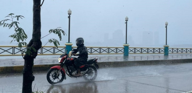 Chuvas fortes caem sobre o Recife nesta quinta-feira (4)