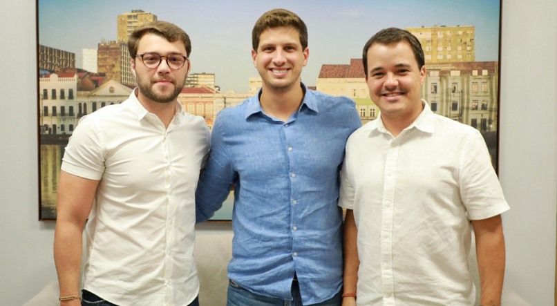 O novo secretário de Esportes João Heráclio, o prefeito João Campos e o vereador Rodrigo Coutinho 