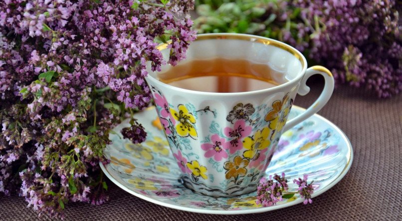 Chás de lavanda na xícara branca.