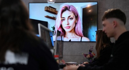 Esta fotografia tirada em 25 de março de 2024 mostra uma imagem gerada por inteligência artificial da modelo Aitana Lopez exibida em uma tela na sede da empresa The Clueless em Barcelona