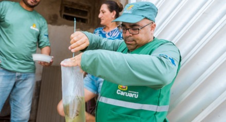 Agentes de endemias de Caruaru realizam trabalho de combate ao Aedes aegypti em imóveis do município