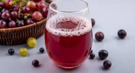 O suco de uva integral possui resveratrol, uma substância benéfica para a saúde, mas consumo em excesso pode irritar o intestino
