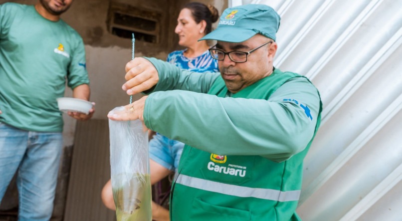Agentes de endemias de Caruaru realizam trabalho de combate ao Aedes aegypti em imóveis do município