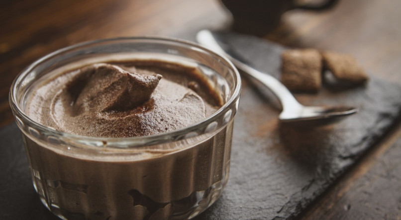 Prepare uma mousse de whey de chocolate ou morando com de 3 ingredientes