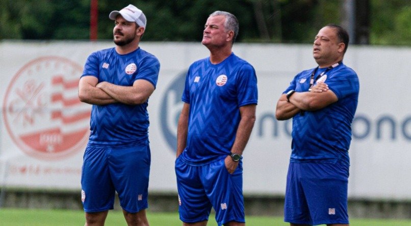 Técnico Mazola Júnior entre os auxiliares no Náutico