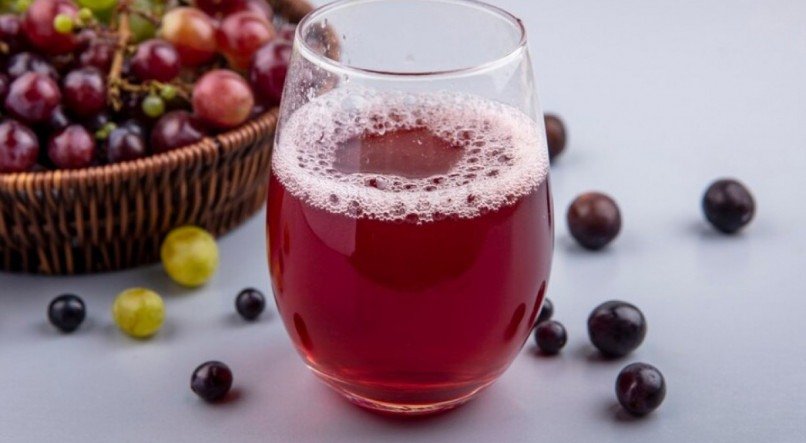 O suco de uva integral possui resveratrol, uma substância benéfica para a saúde, mas consumo em excesso pode irritar o intestino
