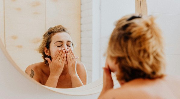 Mulher fazendo a rotina de Skincare.