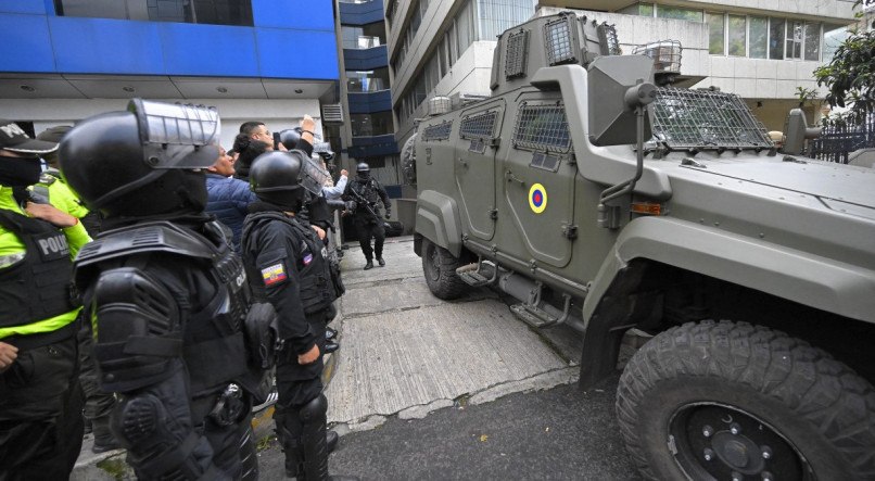Embaixada do México em Quito, no Equador, permanece cercada por policiais neste sábado