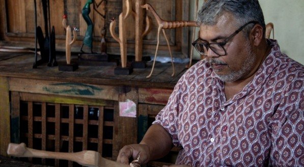 Marcos de Sertânia é um dos mais expressivos escultores do Sertão de Pernambuco. Cronista da madeira,ficou célebre com a escultura da cadela Baleia, em alusão à  personagem de Graciliano Ramos