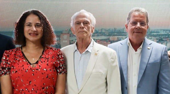 Em evento na Casa da Indústria, a ministra Luciana Santos, com o presidente da Fiepe, Ricardo Essinger, e o diretor administrativo, Bruno Veloso