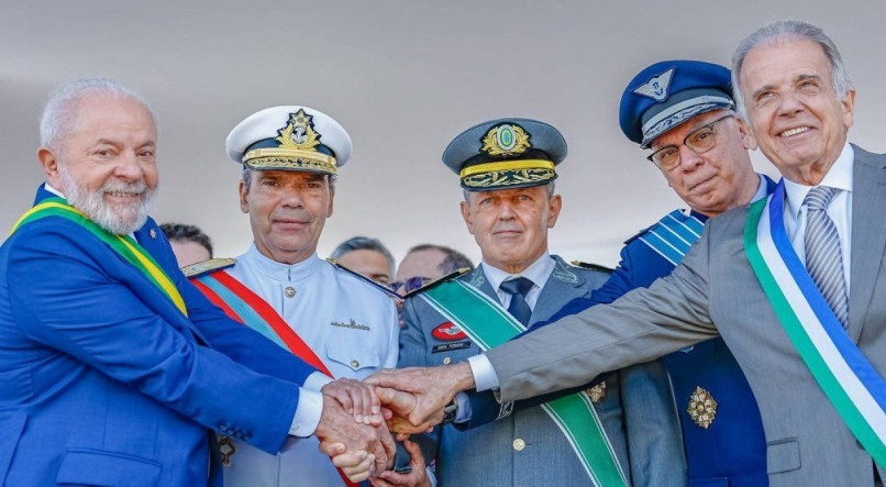 Lula, com chefes do Exército, Marinha e Aeronáutica, ao lado do ministro da Defesa