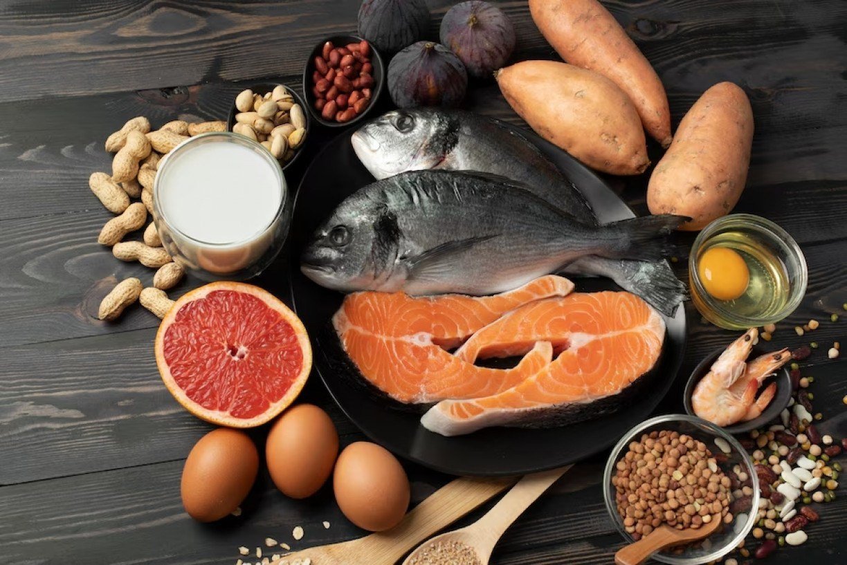 Alimentos com ômega 3 peixe, carne, ovos e legumes FREEPIK