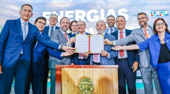 Governo diz que vai reduzir contra de luz para consumidor de baixa renda