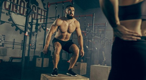 Homem fazendo treino com salto de alta intensidade