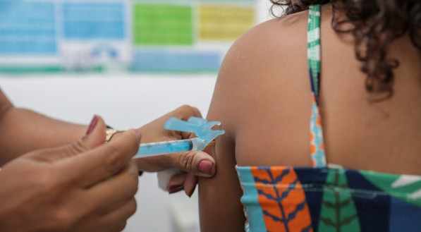 Vacina&ccedil;&atilde;o contra dengue na rede p&uacute;blica do Recife. Na foto, adolescente recebe dose do imunizante no Centro de Sa&uacute;de Erm&iacute;rio de Moraes, em Casa Forte, na Zona Norte