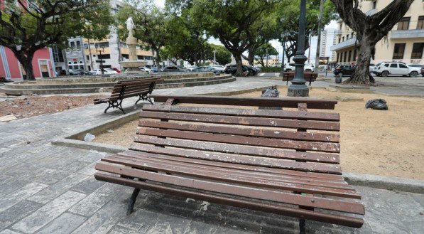 Do meu canto, sentado no banco, cerca de vinte metros de distância do grupelho, fico apreciando a cena