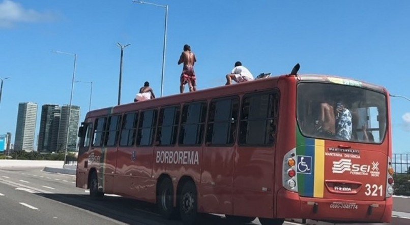 Irresponsáveis "surfam no ônibus" diante da apatia da polícia