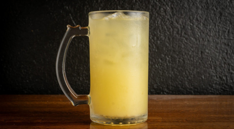 Imagem de suco de abacaxi com limão