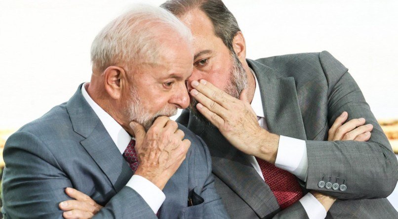 O presidente Luiz Inácio Lula da Silva e o ministro de Minas e Energia, Alexandre Silveira