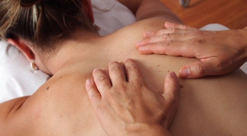 Imagem: Mulher recebendo massagem nas costas
