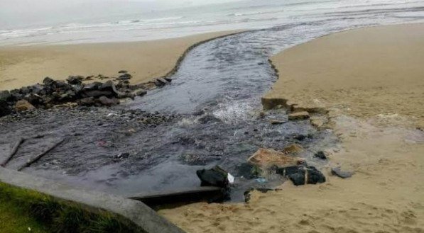 Esgoto despejado no mar da Praia dos Carneiros