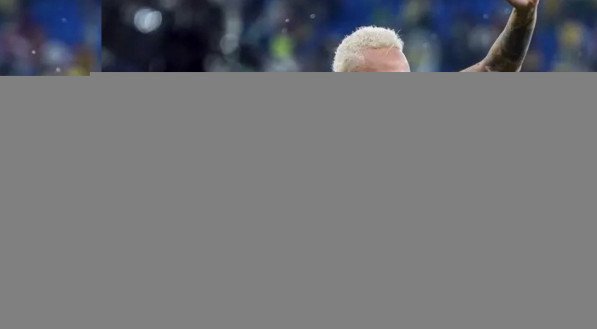 Daniel Alves, condenado na Espanha por estupro, devolveu ao pai do craque Neymar os 150 mil euros (cerca de R$ 817 mil pela cotação atual) que recebeu para pagar a sua defesa