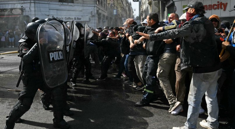 Dez pessoas foram detidas e pelo menos dez ficaram feridas durante uma manifestação de organizações sociais em Buenos Aires contra as medidas econômicas do presidente argentino, Javier Milei