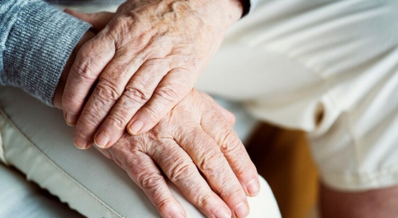 Imagem ilustrativas das mãos de uma pessoa idosa com Parkinson
