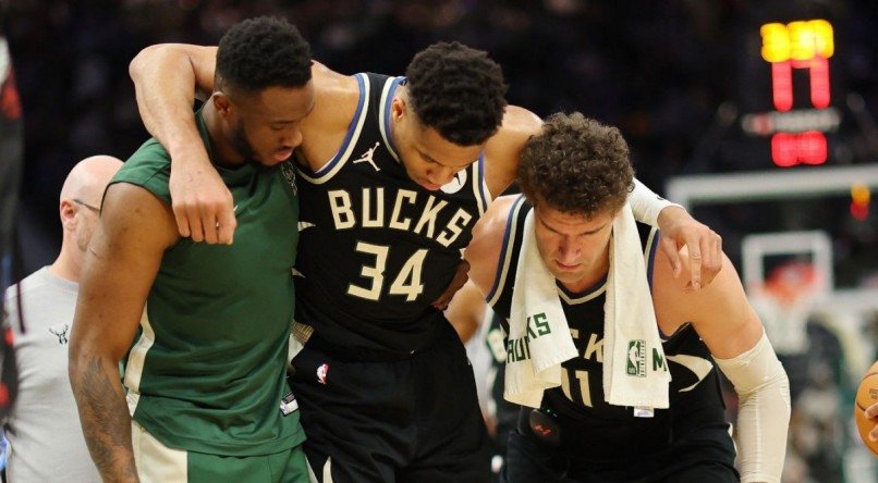 Giannis Antetokounmpo, do Milwaukee Bucks, sai lesionado de quadra em vitória contra o Boston Celtics 