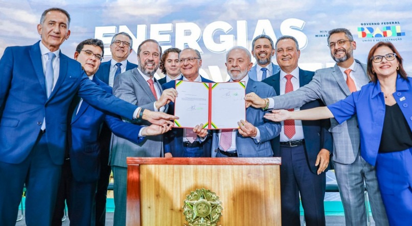 O presidente Lula com ministros anunciando a MP que promete reduzir conta de energia elétrica em 2024.