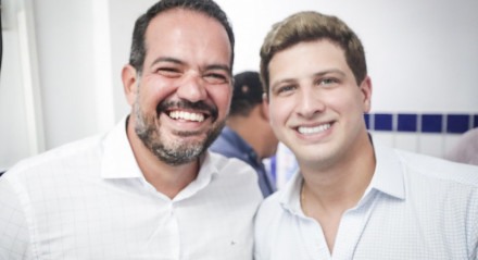 O secretário-executivo de Habitação do Recife, Felipe Cury, com João Campos