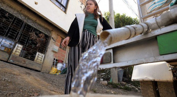 Caminhão-tanque entrega água nas ruas de La Calera. Há semanas que esta região considerada rica em recursos hídricos vive uma escassez sem precedentes devido ao fenómeno El Niño e às alterações climáticas