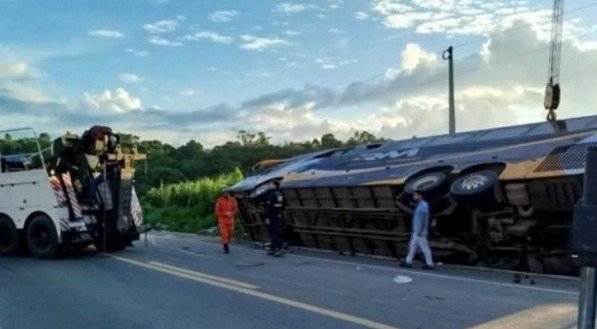 ônibus de turismo tombou na BR-101, na Bahia