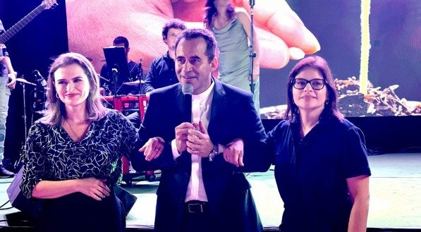 O padre Arlindo Matos Júnior, ladeado por Marília Arraes e Priscila Krause, no evento na Arcádia de Apipucos