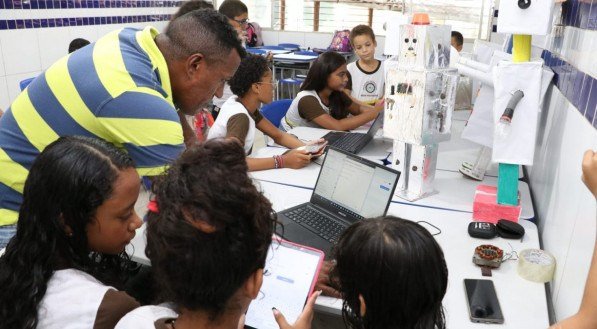 Professor Sebastião Oliveira é o responsável pelo projeto "Micro: Bit e a robótica sustentável: produção de robôs e casas inteligentes com materiais recicláveis"
