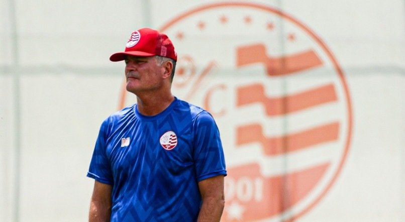 Mazola J&uacute;nior, t&eacute;cnico do N&aacute;utico, em campo no treino