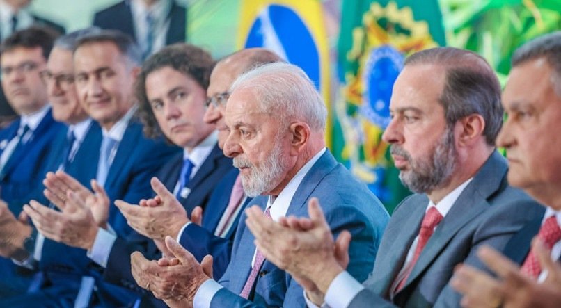 Silveira junto a Lula na apresemtação da MP 1.212 -2024 que assegura subsídios de 50 na transmissão de anergia renovavel em projeto sapresnetando ate 2029.